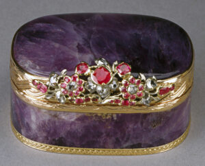 An image of a snuffbox.