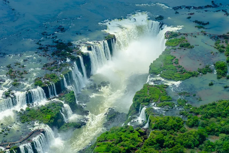 A sublime picture of Iguazu Falls.